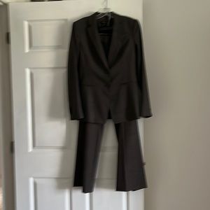 Ann Taylor business suit size 4. Jacket and pants. Size 4